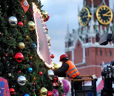 Монтаж больших ёлок в Саранске